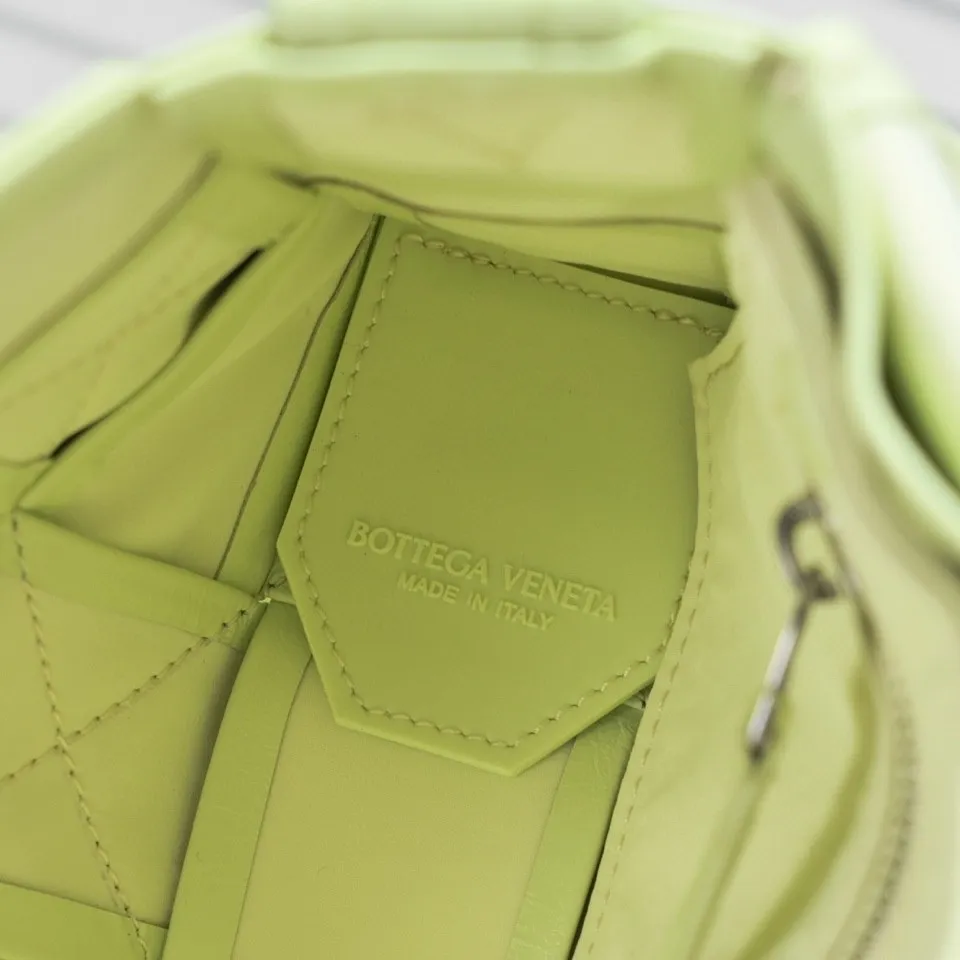 𝒃𝒐𝒕𝒕𝒆𝒈𝒂 𝒗𝒆𝒏𝒆𝒕𝒂-New style𝒄𝒂𝒔𝒔𝒆𝒕𝒕𝒆 The new cassette is really for both men and women 🉑️, the leather surface is changed from lamb to waxed calfskin, the gloss is 💯, the shoulder straps are matched with classic triangle elements, exquisite and fashionable, a street photography artifact (ps: super practical‼️) 🌈Only the highest-end in the market, welcome to compare Size: 23*15*5cm.     Model: 6687# oil wax leather